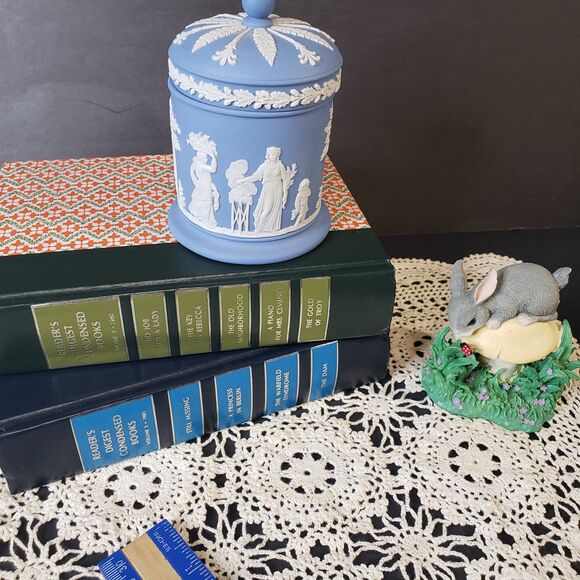 Beautiful Vintage Wedgwood Blue Jasperware Lidded Olympus Jar 5" - Picture 9 of 9